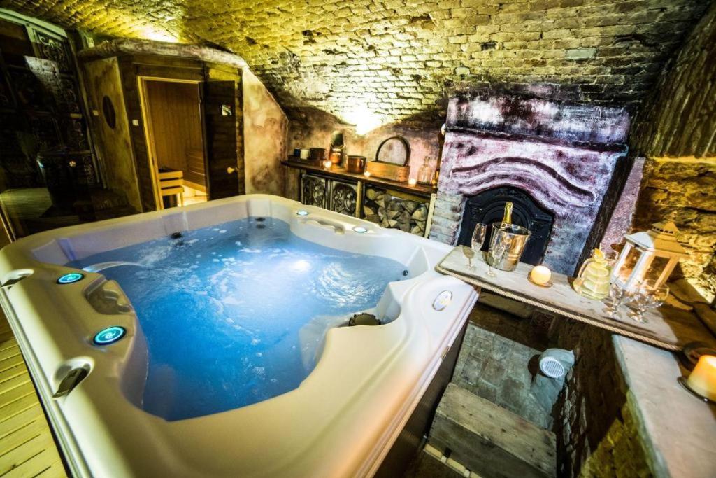 Dwor Boratyn Bed & Breakfast Bagian luar foto