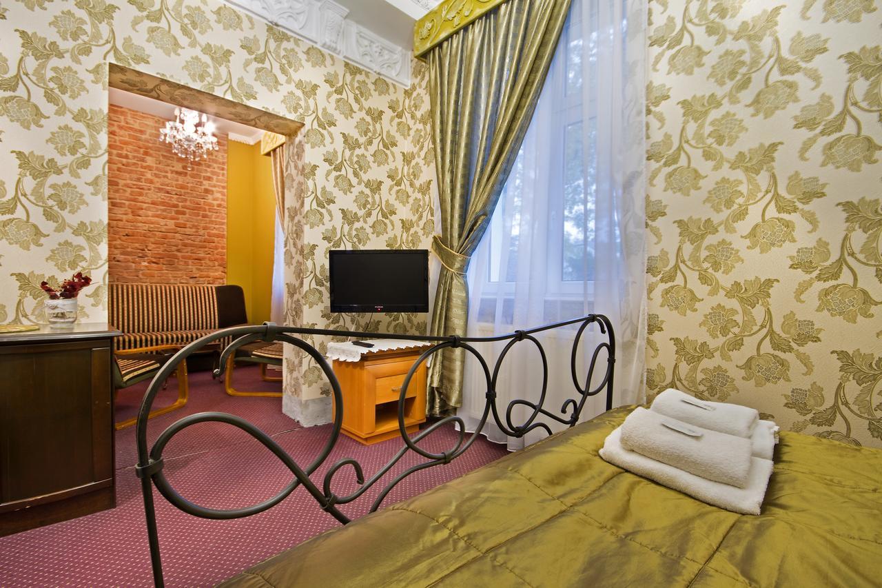 Dwor Boratyn Bed & Breakfast Bagian luar foto