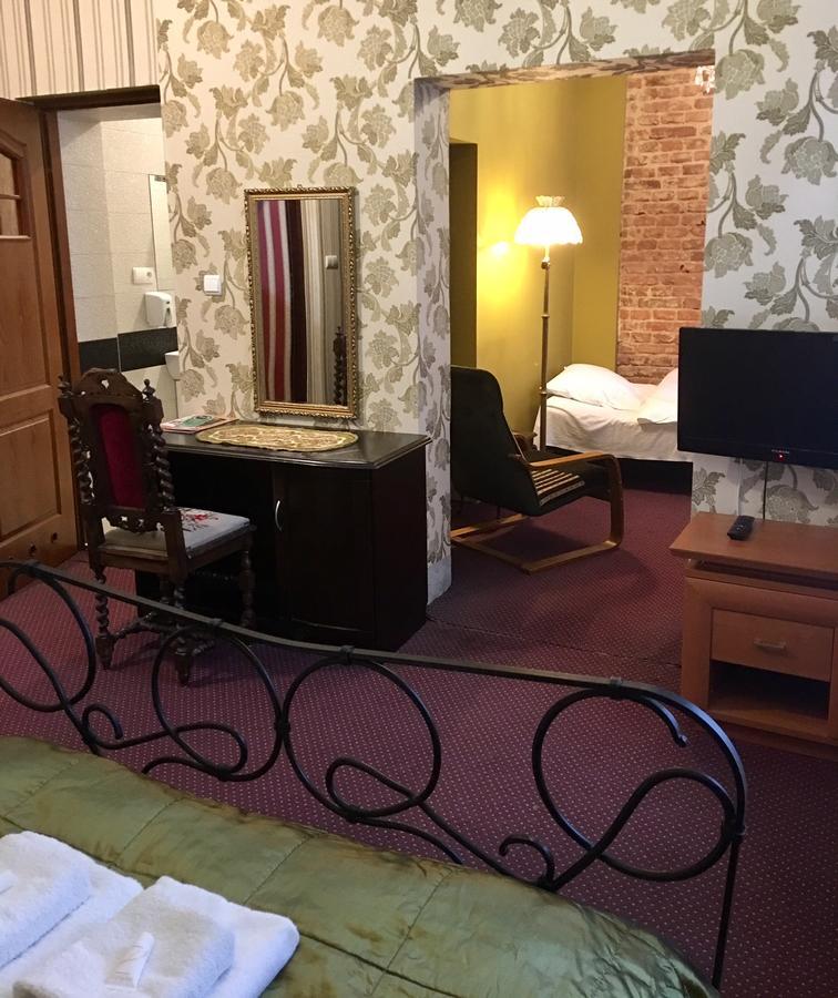 Dwor Boratyn Bed & Breakfast Bagian luar foto